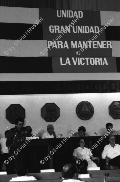 Image of sheet 19840270 photo 12: Im nicaraguanischen Staatsrat. Die politische Opposition glänzt durch ihre Abwesenheit. Nr. 9 
5.5. 1984 Consejo de Estado. Sanchez etc. damaliger Amerikanischer Botschafter. Name nicht mehr bekannt. 
Der neue Präsident des parlamentarischen Nationalkongress in Managua Carlos Nuñez Tellez. 
Managua Nicaragua 1984