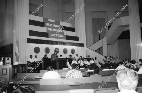 Image of sheet 19840270 photo 15: Im nicaraguanischen Staatsrat. Die politische Opposition glänzt durch ihre Abwesenheit. Nr. 9 
5.5. 1984 Consejo de Estado. Sanchez etc. damaliger Amerikanischer Botschafter. Name nicht mehr bekannt. 
Der neue Präsident des parlamentarischen Nationalkongress in Managua Carlos Nuñez Tellez. 
Managua Nicaragua 1984