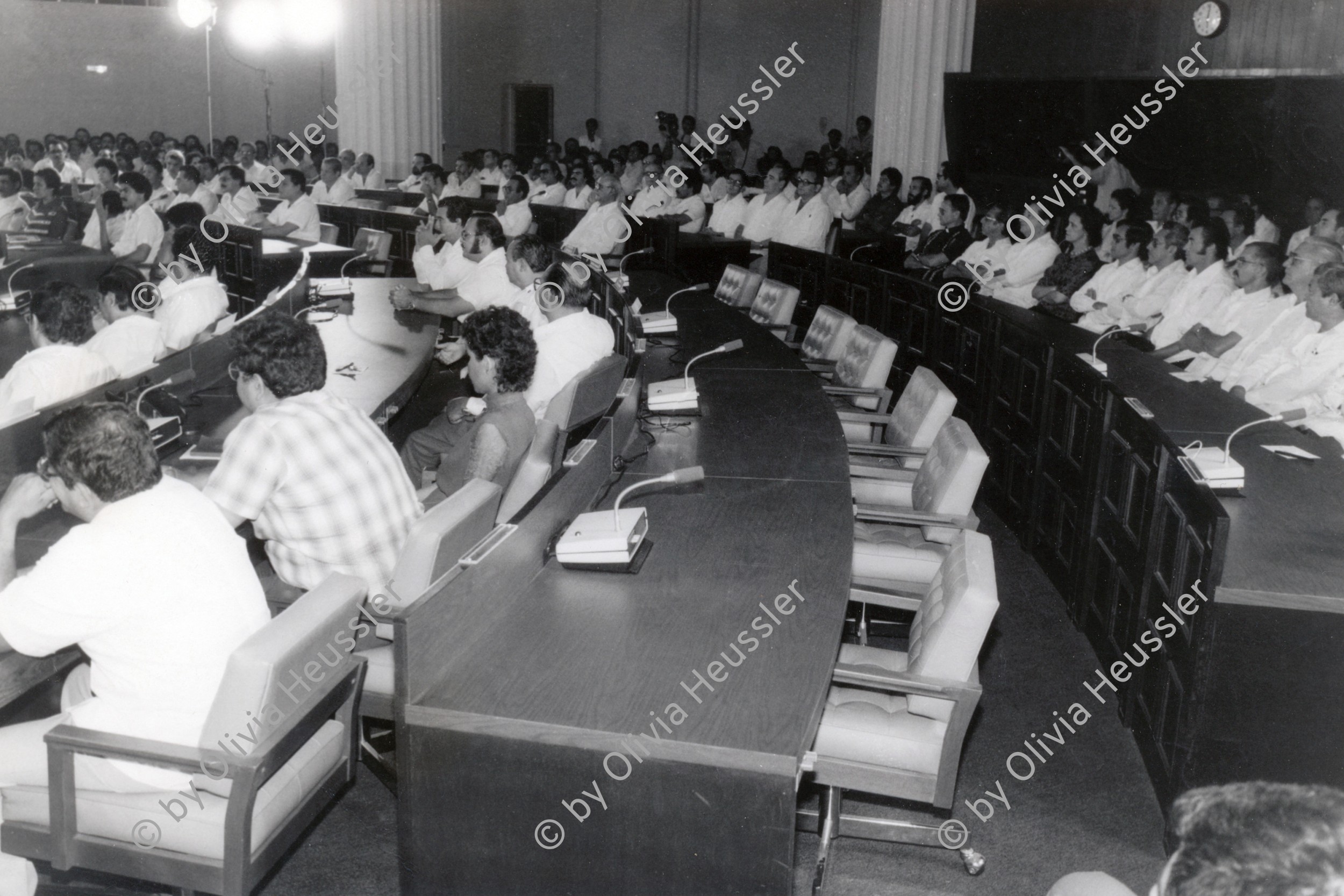 Image of sheet 19840270 photo 9: Im nicaraguanischen Staatsrat. Die politische Opposition glänzt durch ihre Abwesenheit. Nr. 9 
5.5. 1984 Consejo de Estado. Sanchez etc. damaliger Amerikanischer Botschafter. Name nicht mehr bekannt. 
Der neue Präsident des parlamentarischen Nationalkongress in  
Managua Nicaragua 1984 √