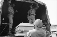 Image of sheet 19840280 photo 11: Sandinistische Komandanten im CAS. Ortega (Humberto und Daniel). Tomas Borge, Jaime Wheelock etc. Tote honduranische Soldaten im Flughafen in Särgen werden von ihren Staatsvertreter abgholt Sie starben nach einem Helikopterabschuss durch sandinistische Truppen. Ein Journalist hält das Mikrofon an den Sarg. Nicaragua Managua 8. Mai 1984