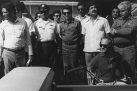 Image of sheet 19840280 photo 12: Tote honduranische Soldaten im Flughafen in Särgen werden von ihren Staatsvertreter abgholt Sie starben nach einem Helikopterabschuss durch sandinistische Truppen. Ein Journalist hält das Mikrofon an den Sarg. Nicaragua Managua 8. Mai 1984 √
