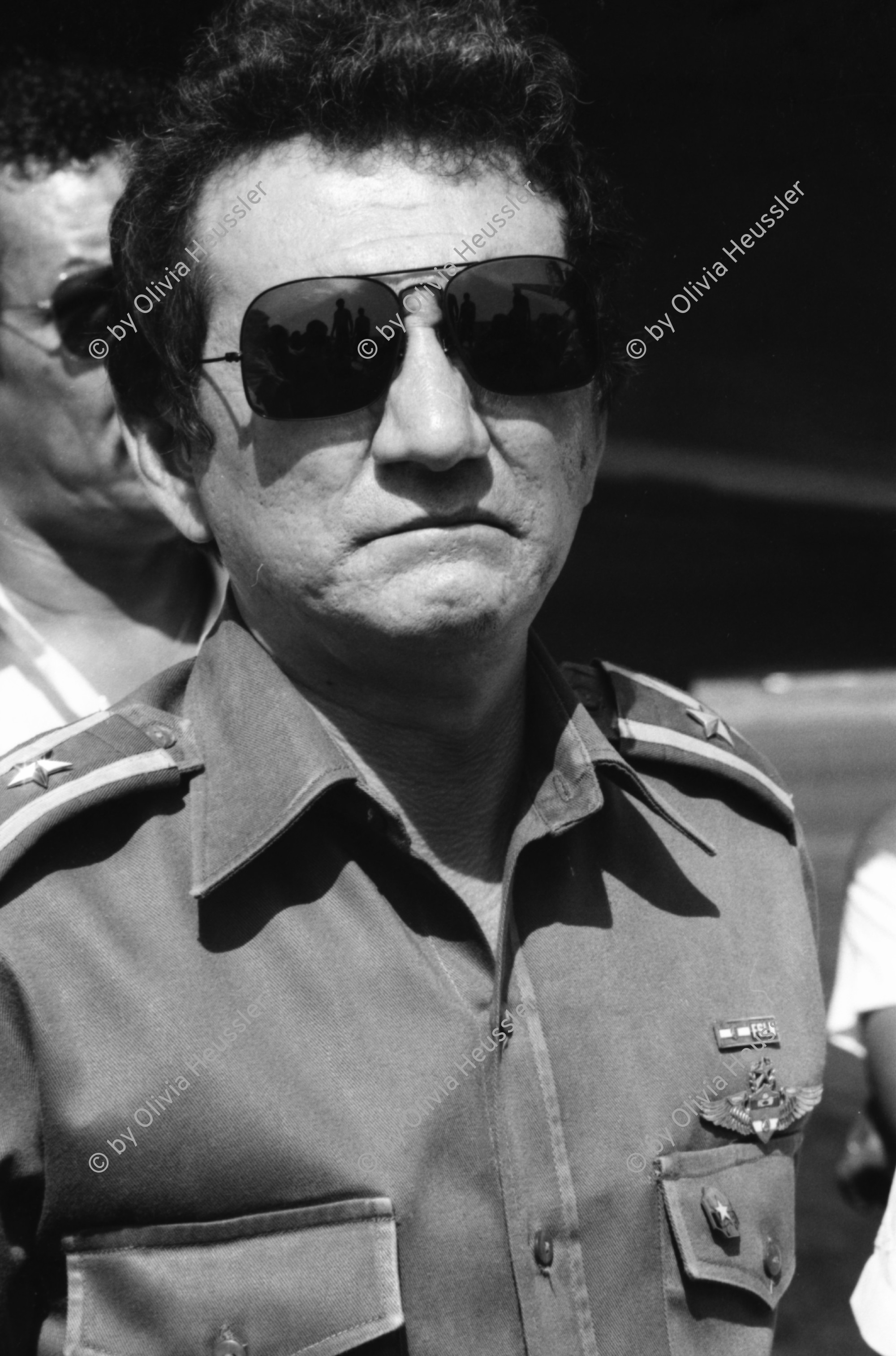 Image of sheet 19840280 photo 14: Sandinistische Komandanten im CAS. Ortega (Humberto und Daniel). Tomas Borge, Jaime Wheelock etc. Tote honduranische Soldaten im Flughafen in Särgen werden von ihren Staatsvertreter abgholt Sie starben nach einem Helikopterabschuss durch sandinistische Truppen. Ein Journalist hält das Mikrofon an den Sarg. Nicaragua Managua 8. Mai 1984