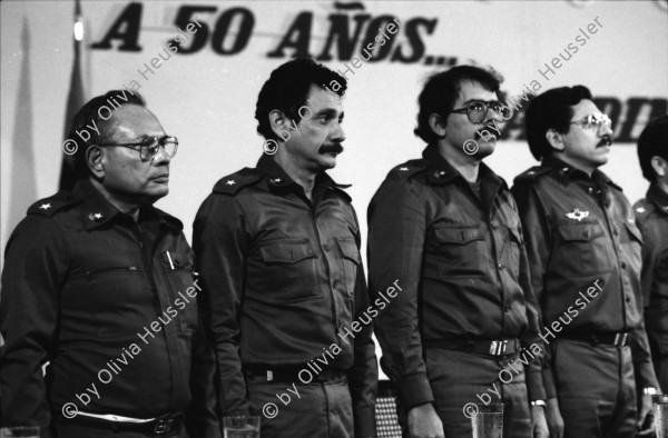 Image of sheet 19840280 photo 21: Sandinistische Komandanten im CAS. Ortega (Humberto und Daniel). Tomas Borge, Jaime Wheelock etc. Tote honduranische Soldaten im Flughafen in Särgen werden von ihren Staatsvertreter abgholt Sie starben nach einem Helikopterabschuss durch sandinistische Truppen. Ein Journalist hält das Mikrofon an den Sarg. Nicaragua Managua 8. Mai 1984