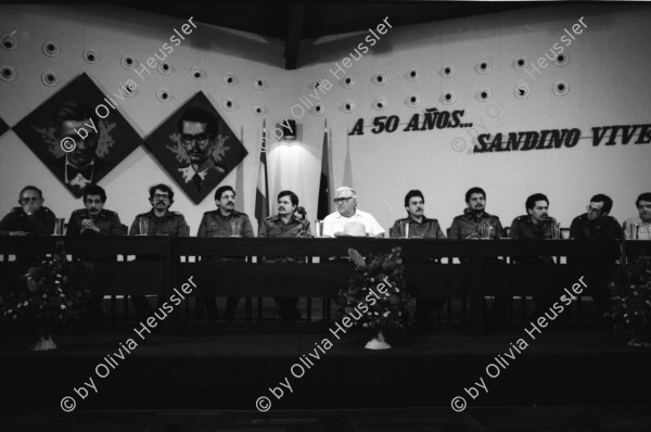 Image of sheet 19840280 photo 22: Sandinistische Komandanten im CAS. Ortega (Humberto und Daniel). Tomas Borge, Jaime Wheelock etc. Tote honduranische Soldaten im Flughafen in Särgen werden von ihren Staatsvertreter abgholt Sie starben nach einem Helikopterabschuss durch sandinistische Truppen. Ein Journalist hält das Mikrofon an den Sarg. Nicaragua Managua 8. Mai 1984