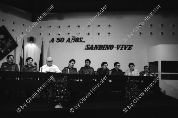 Image of sheet 19840280 photo 23: Sandinistische Komandanten im CAS. Ortega (Humberto und Daniel). Tomas Borge, Jaime Wheelock etc. Tote honduranische Soldaten im Flughafen in Särgen werden von ihren Staatsvertreter abgholt Sie starben nach einem Helikopterabschuss durch sandinistische Truppen. Ein Journalist hält das Mikrofon an den Sarg. Nicaragua Managua 8. Mai 1984