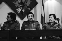 Image of sheet 19840280 photo 27: Sandinistische Komandanten im CAS. Ortega (Humberto und Daniel). Tomas Borge, Jaime Wheelock etc. Tote honduranische Soldaten im Flughafen in Särgen werden von ihren Staatsvertreter abgholt Sie starben nach einem Helikopterabschuss durch sandinistische Truppen. Ein Journalist hält das Mikrofon an den Sarg. Nicaragua Managua 8. Mai 1984