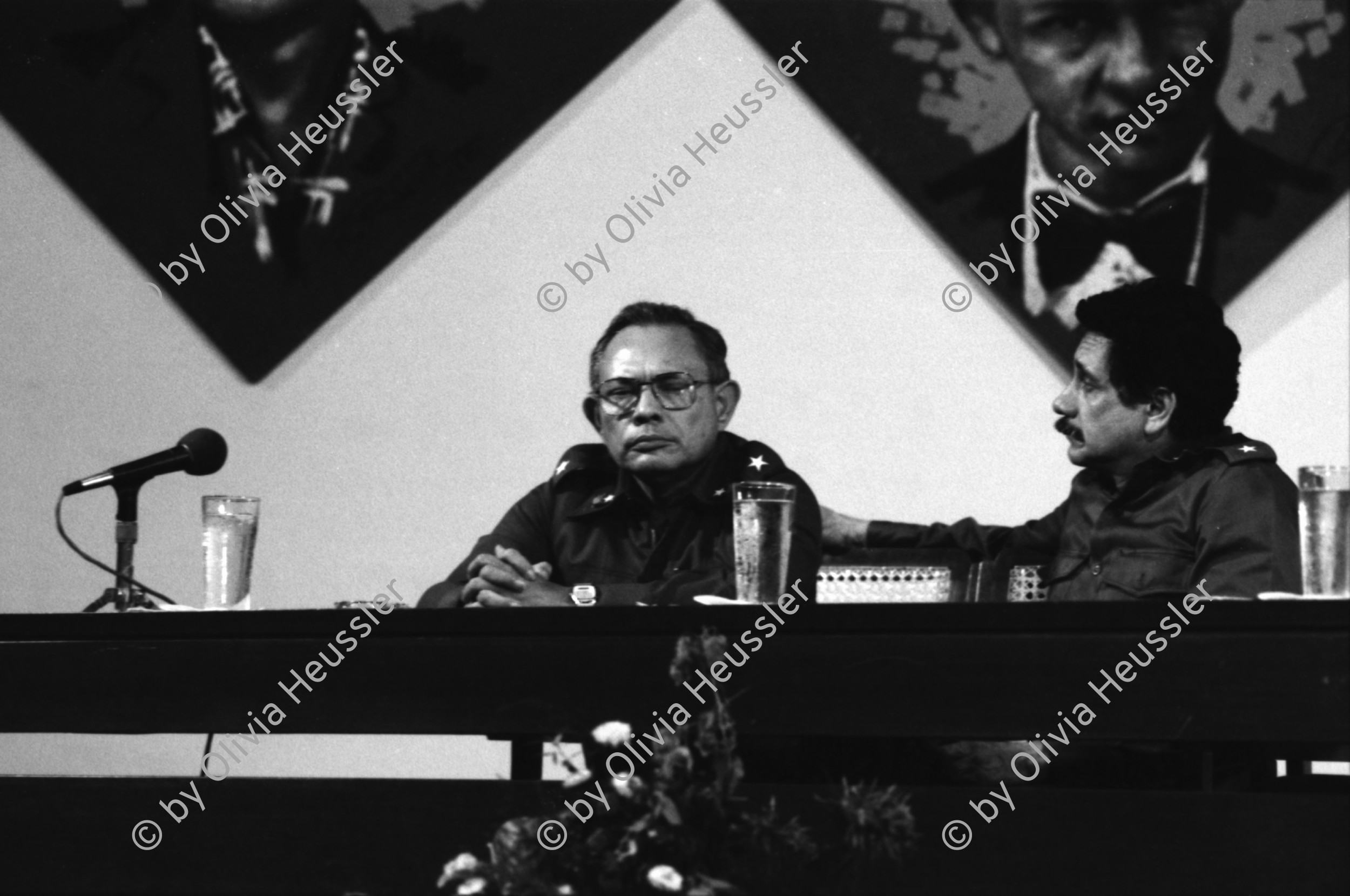 Image of sheet 19840280 photo 28: Sandinistische Komandanten im CAS. Ortega (Humberto und Daniel). Tomas Borge, Jaime Wheelock etc. Tote honduranische Soldaten im Flughafen in Särgen werden von ihren Staatsvertreter abgholt Sie starben nach einem Helikopterabschuss durch sandinistische Truppen. Ein Journalist hält das Mikrofon an den Sarg. Nicaragua Managua 8. Mai 1984