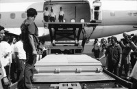 Image of sheet 19840280 photo 8: Sandinistische Komandanten im CAS. Ortega (Humberto und Daniel). Tomas Borge, Jaime Wheelock etc. Tote honduranische Soldaten im Flughafen in Särgen werden von ihren Staatsvertreter abgholt Sie starben nach einem Helikopterabschuss durch sandinistische Truppen. Ein Journalist hält das Mikrofon an den Sarg. Nicaragua Managua 8. Mai 1984