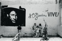 Image of sheet 19840290 photo 28: Geburtstag Sandinos. Des Generals des freien Menschen, wird gefeiert. «Sandino vive» steht an den Mauern. Mural Wandmalerei. Jinotepe Nicaragua 1984 √ Sandinist graffiti Wand malerei Frauen Familie sandino vive

Aus: Der Traum von Solentiname/The dream of Solentiname/El sueño de Solentiname
Out of: The dream of Solentiname / El sueño de Solentiname page 33