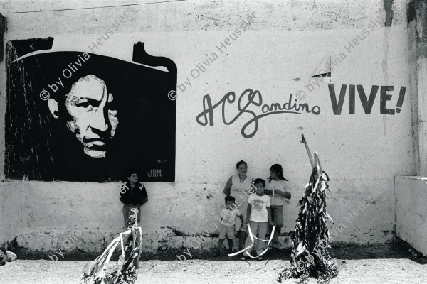 Image of sheet 19840290 photo 28: Geburtstag Sandinos. Des Generals des freien Menschen, wird gefeiert. «Sandino vive» steht an den Mauern. Mural Wandmalerei. Jinotepe Nicaragua 1984 √ Sandinist graffiti Wand malerei Frauen Familie sandino vive

Aus: Der Traum von Solentiname/The dream of Solentiname/El sueño de Solentiname
Out of: The dream of Solentiname / El sueño de Solentiname page 33