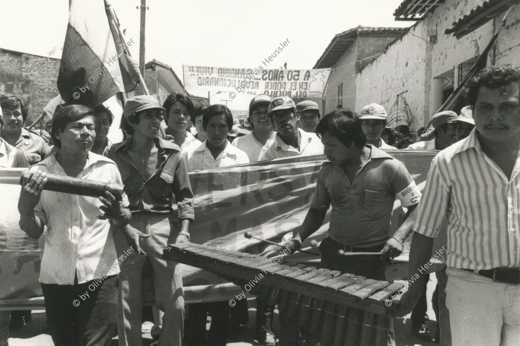 Image of sheet 19840290 photo 3: Geburtstag Sandinos. Des Generals des freien Menschen, wird gefeiert. Marimbas werden an der Demo für Sandino mitgetragen. Nicaragua 1984
√