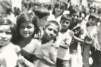 Image of sheet 19840290 photo 5: Geburtstag Sandinos des Generals des freien Menschen, wird gefeiert. Kinder in Reihe. Gruppenbild. Nicaragua 1984 √