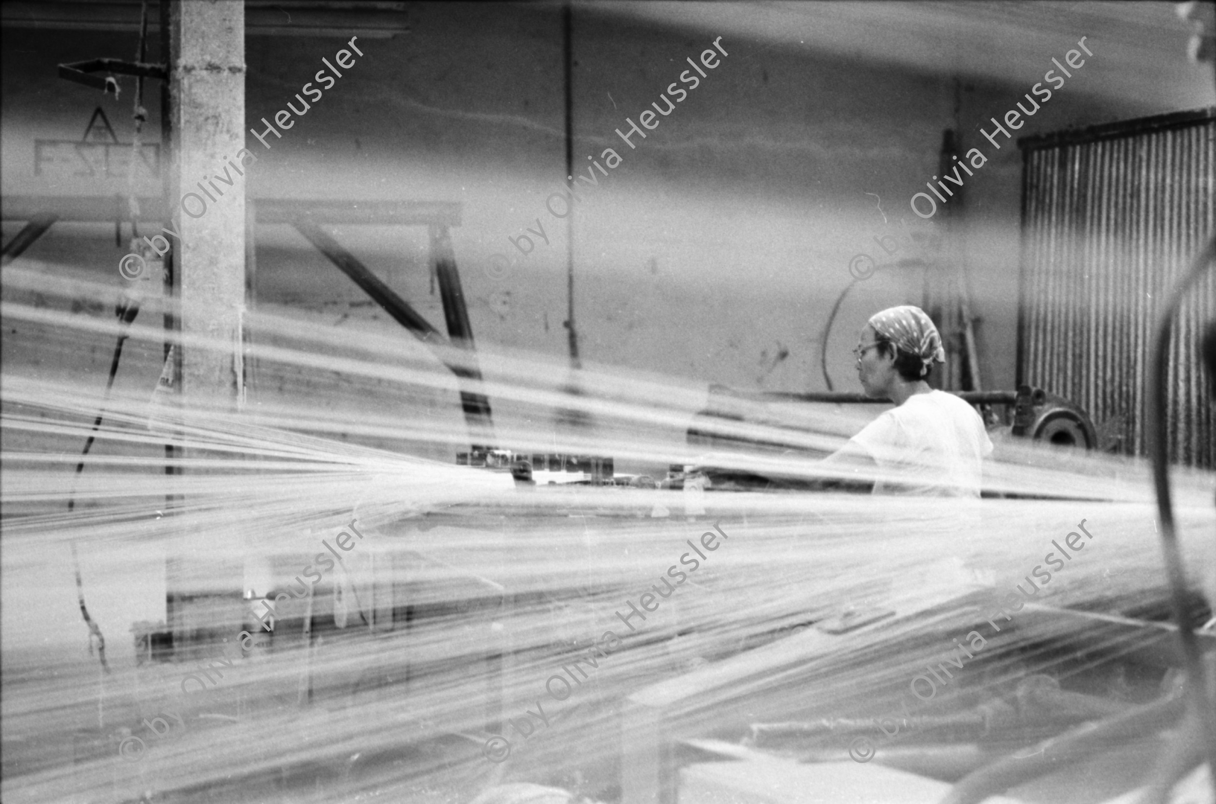 Image of sheet 19840300 photo 36: Der neue US-Amerikanische Botschafter Harry Bergold wird am Flughafen begrüsst.
Joan Krukewitt interwievt ihn. Doris Tijerino. In der Texnica werden auch Jeansstoffe hergestellt. Textilfabrik produziert vorallem Baumwollstoffe für den Export. Fabrikarbeiterinnen. Doppelbelichtung Managua Nicaragua 1984