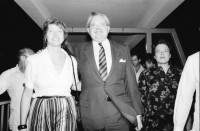 Image of sheet 19840300 photo 4: Der neue US-Amerikanische Botschafter Harry Bergold wird am Flughafen begrüsst.
Joan Krukewitt interwievt ihn. Doris Tijerino. In der Texnica werden auch Jeansstoffe hergestellt. Textilfabrik produziert vorallem Baumwollstoffe für den Export. Fabrikarbeiterinnen. Doppelbelichtung Managua Nicaragua 1984