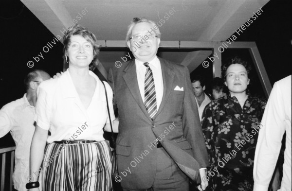 Image of sheet 19840300 photo 4: Der neue US-Amerikanische Botschafter Harry Bergold wird am Flughafen begrüsst.
Joan Krukewitt interwievt ihn. Doris Tijerino. In der Texnica werden auch Jeansstoffe hergestellt. Textilfabrik produziert vorallem Baumwollstoffe für den Export. Fabrikarbeiterinnen. Doppelbelichtung Managua Nicaragua 1984