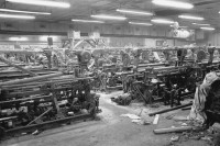 Image of sheet 19840310 photo 8: Die alten Webstühle und Textilmaschinen der Texnica. Hier werden Baumwollstoffe fürs Ausland produziert. weaving machine cotton textile work factory central america
Managua Nicaragua 1984 √

© 1984, OLIVIA HEUSSLER / www.clic.li