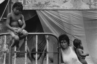 Image of sheet 19840320 photo 17: Eine junge Mutter mit ihren Kindern arbeitet im Zirkus Margot. San Juan del Sur, Nicaragua 04.06.84 1984 
Young mother with kids in front of Circus Margot. circo