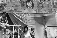 Image of sheet 19840320 photo 18: Eine junge Mutter mit ihren Kindern arbeitet im Zirkus Margot. San Juan del Sur, Nicaragua 04.06.84 1984 √ america central central artist
Young mother with kids in front of Circus Margot. circo
