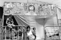 Image of sheet 19840320 photo 18: Eine junge Mutter mit ihren Kindern arbeitet im Zirkus Margot. San Juan del Sur, Nicaragua 04.06.84 1984 √
Young mother with kids in front of Circus Margot. circo
