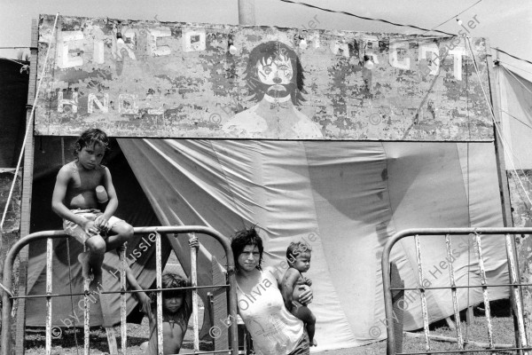 Image of sheet 19840320 photo 18: Eine junge Mutter mit ihren Kindern arbeitet im Zirkus Margot. San Juan del Sur, Nicaragua 04.06.84 1984 √
Young mother with kids in front of Circus Margot. circo