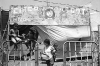 Image of sheet 19840320 photo 19: Ein kleiner Zirkus. Olivia und Ruth Heussler im Club des sandinistischen Kulturhauses Kulturzentrum in Leon. Baum steht in Bar und ragt aus dem Blechdach. Strand und Palmen. San Juan del Sur. Nicaragua 1984