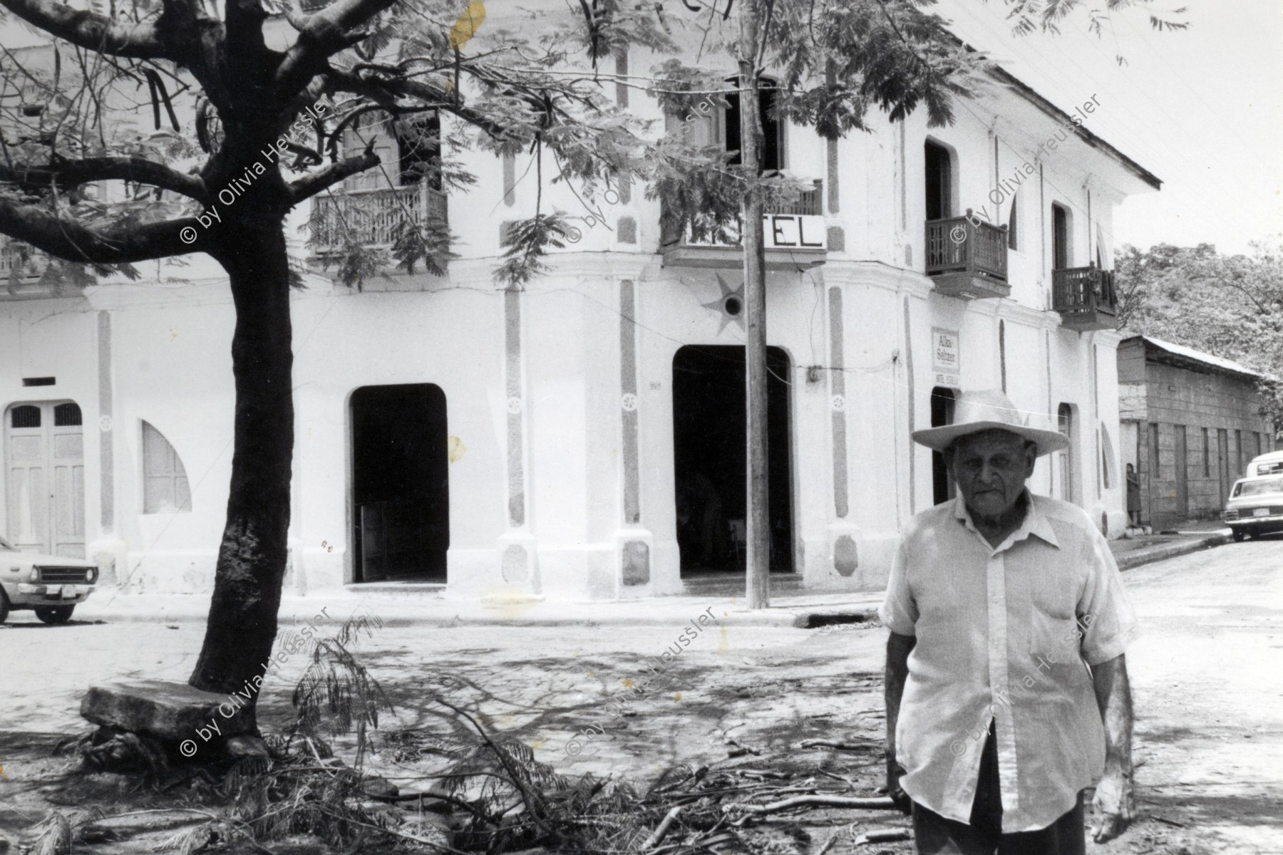 Image of sheet 19840320 photo 6: Mann mit Hut vor Hotel Estrella, San Juan del Sur, Nicaragua 1984.

old man tourism turismo