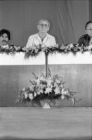 Image of sheet 19840330 photo 2: Luis Enrique Mejia Godoy  in Managua. Kommandant Comandante Tomas Borge unter dem Abbild von Carlos Fonseca. Soldaten Bill Gentil fotografiert leere Stühle und Soldaten. alter Soldat und Sandinist. Junge Sandinistinnen und Mütter gefallener Soldaten protestieren Protest Amerikanische Journalistin Cookie Hood und Soldaten.
1984 Nicaragua