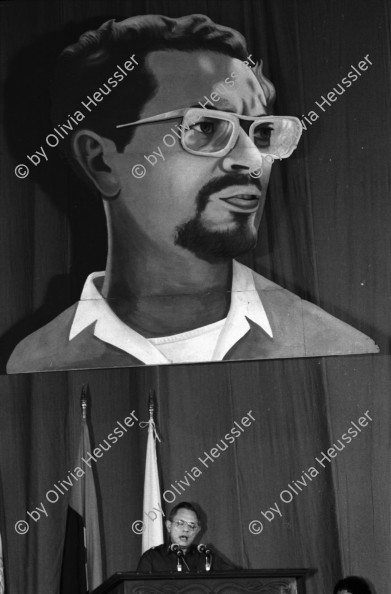 Image of sheet 19840330 photo 20: Comandante Tomas Borge unter dem Abbild von Carlos Fonseca, 1984 Nicaragua.