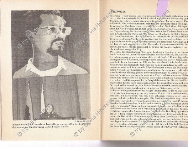 Image of sheet 19840330 photo 20: Luis Enrique Mejia Godoy  in Managua. Kommandant Comandante Tomas Borge unter dem Abbild von Carlos Fonseca. Soldaten Bill Gentil fotografiert leere Stühle und Soldaten. alter Soldat und Sandinist. Junge Sandinistinnen und Mütter gefallener Soldaten protestieren Protest Amerikanische Journalistin Cookie Hood und Soldaten.
1984 Nicaragua

book