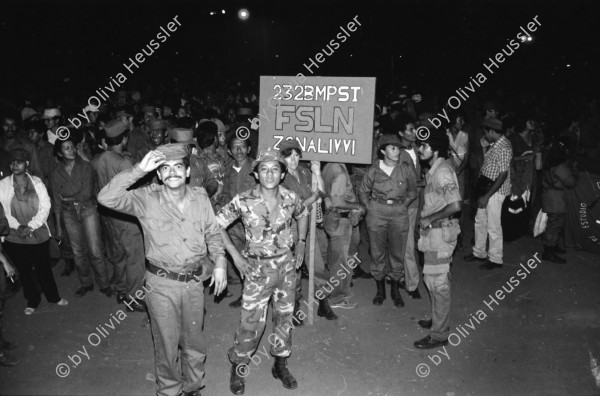 Image of sheet 19840340 photo 11: Am Repliege nimmt auch der sandinistische Revolution Kommandant Daniel Ortega teil. Der Auszug wurde Jahr um Jahr mit viel Militär gefeiert. 1979 fielen viele ZivilistInnen nachdem Somoza die Flüchtenden frühmorgens vor Massaya mit Bombern aus der Luft beschossen hatte. Schlafende Soldaten EPS liegen auf der Strasse Managua-Massaya. Kanonen und Panzerwagen. Panzerfahrzeug Tank  russische Tanks aus der Sovietunion. Sandinismus Sandinisten Managua Nicaragua 1984
Russian tank tanc soviet panzer soldier woman women army sandinist El Repliege
Each year, the Sandinista army protest the attack on the civilians before the Revolution by somoza somocist troops in a rally from Managua to Masaya