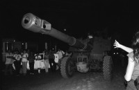 Image of sheet 19840340 photo 18: Am Repliege nimmt auch der sandinistische Revolution Kommandant Daniel Ortega teil. Der Auszug wurde Jahr um Jahr mit viel Militär gefeiert. 1979 fielen viele ZivilistInnen nachdem Somoza die Flüchtenden frühmorgens vor Massaya mit Bombern aus der Luft beschossen hatte. Schlafende Soldaten EPS liegen auf der Strasse Managua-Massaya. Kanonen und Panzerwagen. Panzerfahrzeug Tank  russische Tanks aus der Sovietunion. Sandinismus Sandinisten Managua Nicaragua 1984
Russian tank tanc soviet panzer soldier woman women army sandinist El Repliege
Each year, the Sandinista army protest the attack on the civilians before the Revolution by somoza somocist troops in a rally from Managua to Masaya