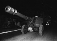 Image of sheet 19840340 photo 19: Am Repliege nimmt auch der sandinistische Revolution Kommandant Daniel Ortega teil. Der Auszug wurde Jahr um Jahr mit viel Militär gefeiert. 1979 fielen viele ZivilistInnen nachdem Somoza die Flüchtenden frühmorgens vor Massaya mit Bombern aus der Luft beschossen hatte. Schlafende Soldaten EPS liegen auf der Strasse Managua-Massaya. Kanonen und Panzerwagen. Panzerfahrzeug Tank  russische Tanks aus der Sovietunion. Sandinismus Sandinisten Managua Nicaragua 1984
Russian tank tanc soviet panzer soldier woman women army sandinist El Repliege
Each year, the Sandinista army protest the attack on the civilians before the Revolution by somoza somocist troops in a rally from Managua to Masaya