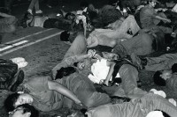 Image of sheet 19840340 photo 27: Jedes Jahr demonstriert das sandinistische Heer gegen den somozistischen Angriff auf den zivilen 'Auszug' aus Managua nach Masaya vor der Revolution 1978. army soldier troops sleeping on the street
Soldaten und Soldatinnen schlafen erschöpft auf der Strasse. 
Es gab hunderte von Toten Frauen und Kinder. Masaya retreat Nicaragua 1984 √
woman women army sandinist El Repliege
Each year, the Sandinista army protest the attack on the civilians before the Revolution by somoza somocist troops in a rally from Managua to Masaya 

Out of: Der Traum von Solentiname  /  The dream of Solentiname  /  El sueño de Solentiname page 50
Soldados durmiendo en «El Repliegue». Masaya, 1984.