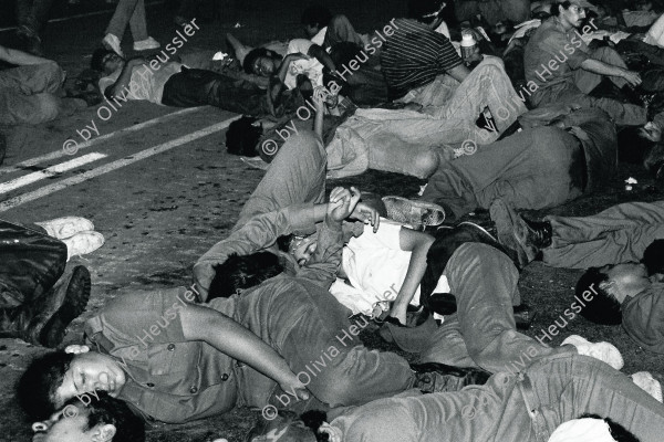 Image of sheet 19840340 photo 27: Jedes Jahr demonstriert das sandinistische Heer gegen den somozistischen Angriff auf den zivilen 'Auszug' aus Managua nach Masaya vor der Revolution 1978. army soldier troops sleeping on the street
Soldaten und Soldatinnen schlafen erschöpft auf der Strasse. 
Es gab hunderte von Toten Frauen und Kinder. Masaya retreat Nicaragua 1984 √
woman women army sandinist El Repliege
Each year, the Sandinista army protest the attack on the civilians before the Revolution by somoza somocist troops in a rally from Managua to Masaya 

Out of: Der Traum von Solentiname  /  The dream of Solentiname  /  El sueño de Solentiname page 50
Soldados durmiendo en «El Repliegue». Masaya, 1984.