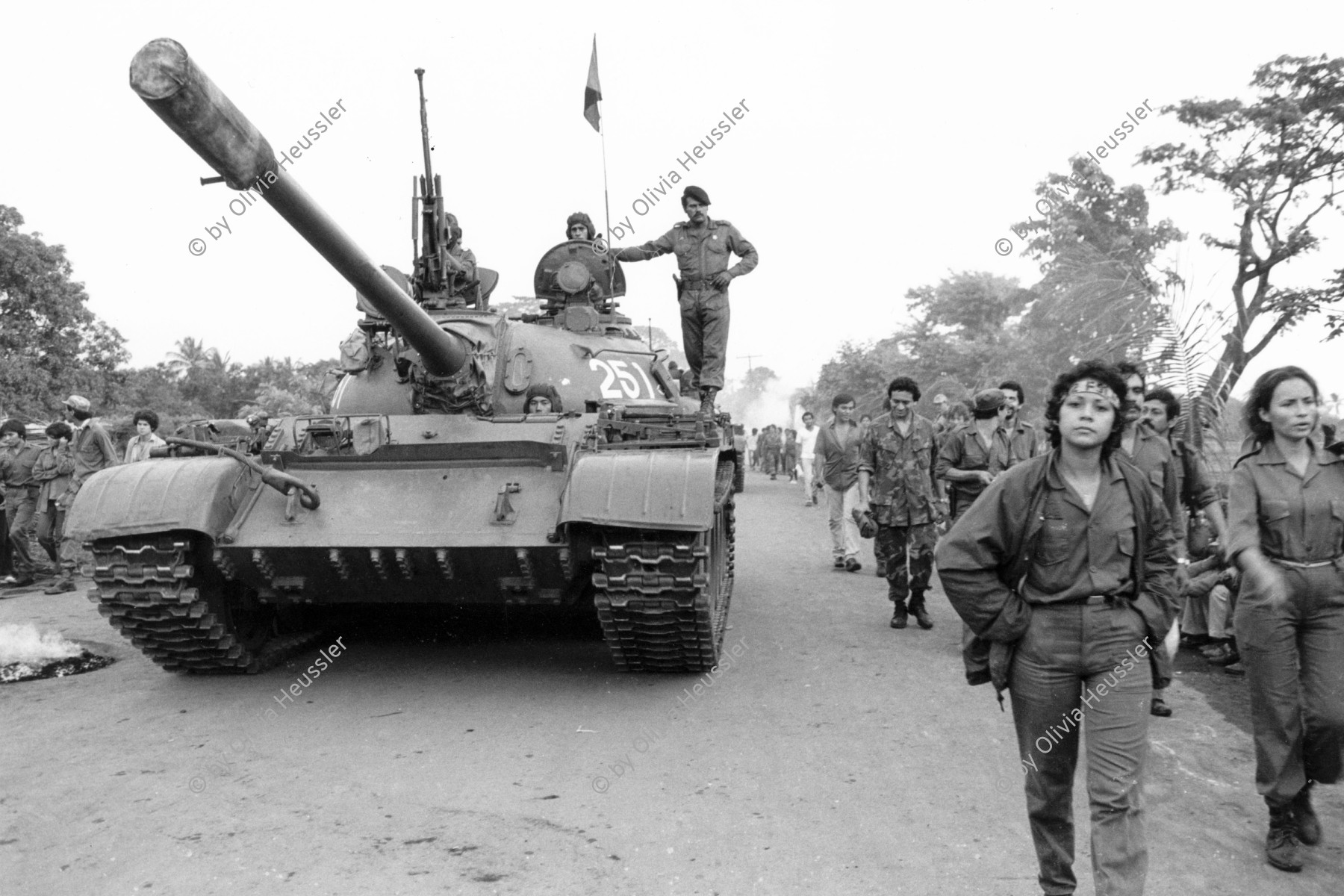 Image of sheet 19840340 photo 29: Jedes Jahr demonstriert das sandinistische Heer gegen den somozistischen Angriff auf den zivilen 'Auszug' aus Managua nach Masaya vor der Revolution. Es gab hunderte von Toten Frauen und Kinder. Masaya Nicaragua Central america 1984 √ 
russian tank panzer soldier woman women army sandinist El Repliege
Each year, the Sandinista army protest the attack on the civilians before the Revolution by somoza somocist troops in a rally from Managua to Masaya