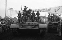 Image of sheet 19840340 photo 34: Am Repliege nimmt auch der sandinistische Revolution Kommandant Daniel Ortega teil. Der Auszug wurde Jahr um Jahr mit viel Militär gefeiert. 1979 fielen viele ZivilistInnen nachdem Somoza die Flüchtenden frühmorgens vor Massaya mit Bombern aus der Luft beschossen hatte. Schlafende Soldaten EPS liegen auf der Strasse Managua-Massaya. Kanonen und Panzerwagen. Panzerfahrzeug Tank  russische Tanks aus der Sovietunion. Sandinismus Sandinisten Managua Nicaragua 1984
Russian tank tanc soviet panzer soldier woman women army sandinist El Repliege
Each year, the Sandinista army protest the attack on the civilians before the Revolution by somoza somocist troops in a rally from Managua to Masaya