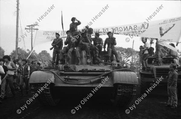 Image of sheet 19840340 photo 34: Am Repliege nimmt auch der sandinistische Revolution Kommandant Daniel Ortega teil. Der Auszug wurde Jahr um Jahr mit viel Militär gefeiert. 1979 fielen viele ZivilistInnen nachdem Somoza die Flüchtenden frühmorgens vor Massaya mit Bombern aus der Luft beschossen hatte. Schlafende Soldaten EPS liegen auf der Strasse Managua-Massaya. Kanonen und Panzerwagen. Panzerfahrzeug Tank  russische Tanks aus der Sovietunion. Sandinismus Sandinisten Managua Nicaragua 1984
Russian tank tanc soviet panzer soldier woman women army sandinist El Repliege
Each year, the Sandinista army protest the attack on the civilians before the Revolution by somoza somocist troops in a rally from Managua to Masaya