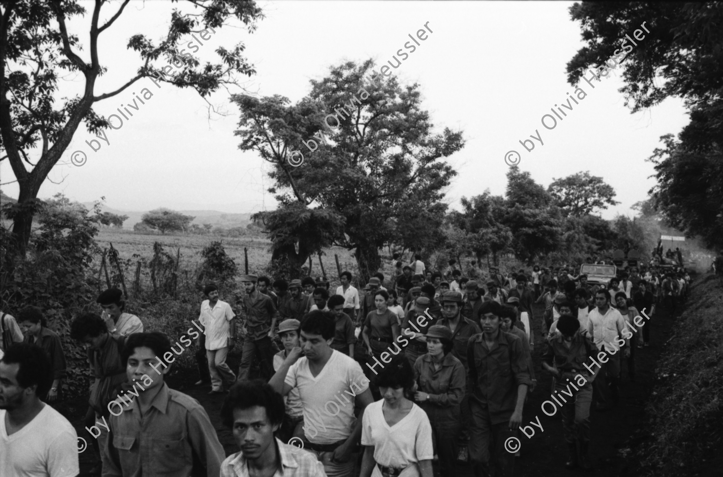 Image of sheet 19840340 photo 36: Am Repliege nimmt auch der sandinistische Revolution Kommandant Daniel Ortega teil. Der Auszug wurde Jahr um Jahr mit viel Militär gefeiert. 1979 fielen viele ZivilistInnen nachdem Somoza die Flüchtenden frühmorgens vor Massaya mit Bombern aus der Luft beschossen hatte. Schlafende Soldaten EPS liegen auf der Strasse Managua-Massaya. Kanonen und Panzerwagen. Panzerfahrzeug Tank  russische Tanks aus der Sovietunion. Sandinismus Sandinisten Managua Nicaragua 1984
Russian tank tanc soviet panzer soldier woman women army sandinist El Repliege
Each year, the Sandinista army protest the attack on the civilians before the Revolution by somoza somocist troops in a rally from Managua to Masaya