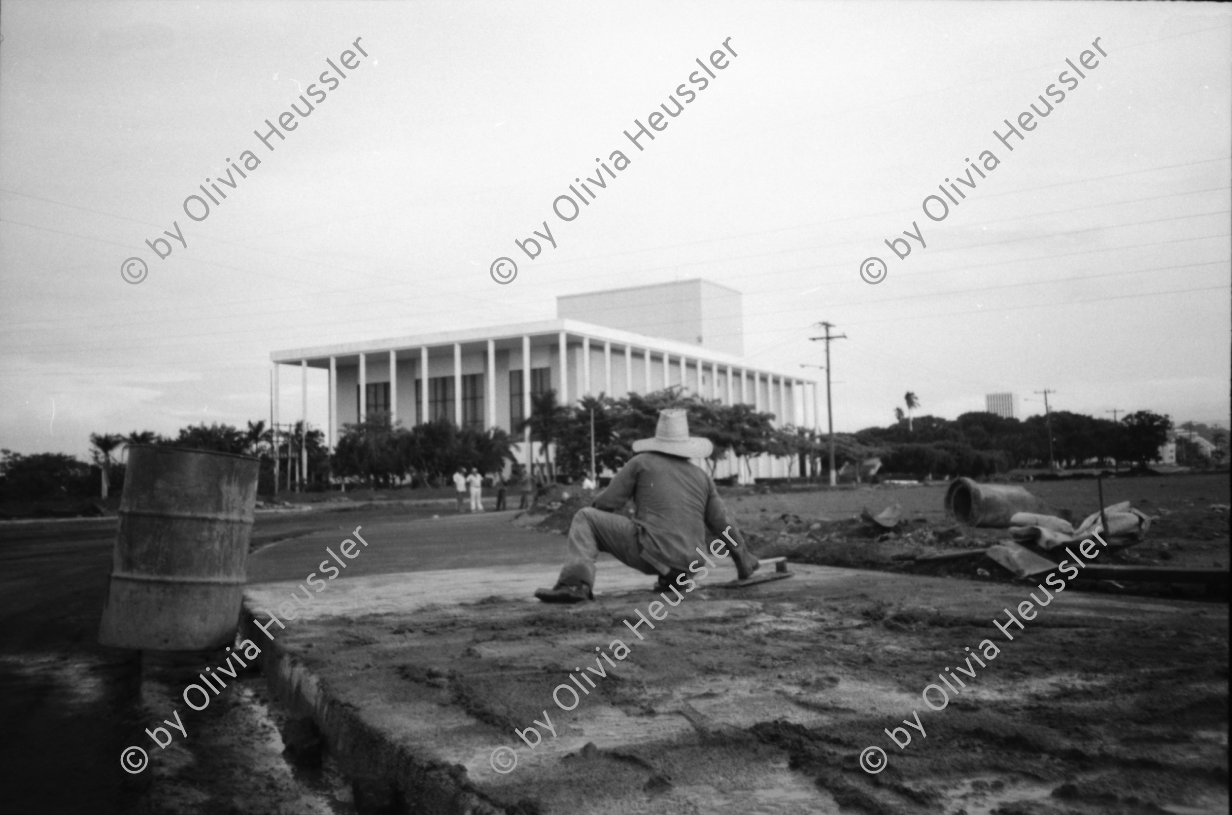 Image of sheet 19840350 photo 2: Silvios Familie . Soldat nimmt Abschied.Blattkopie fehlt.