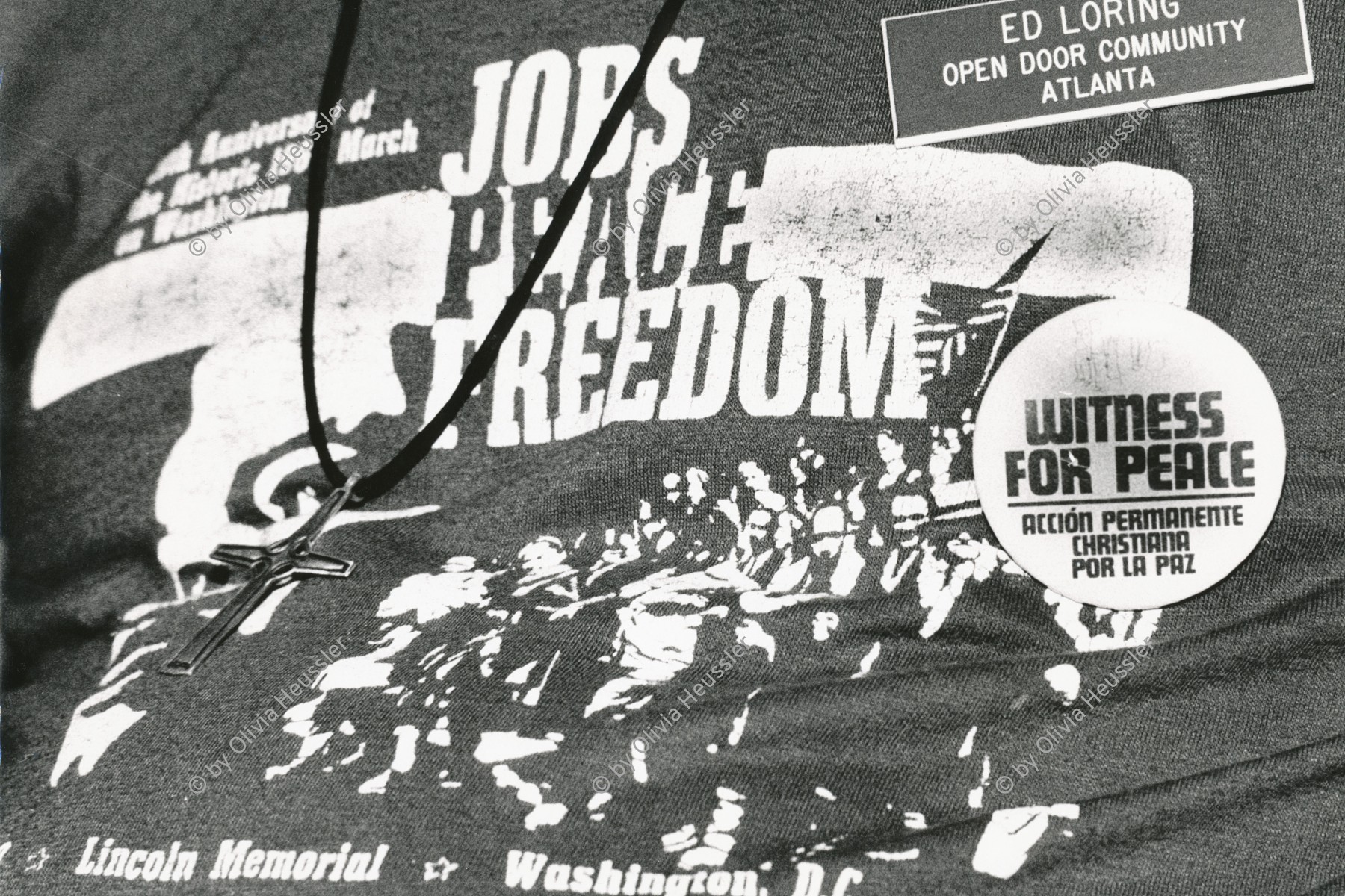 Image of sheet 19840360 photo 20: Die Zeugen des Friedens aus den Vereinigten Staaten von Amerika USA zeigen dem nicaraguanischen Volk ihre Solidarität. auf einem T-Shirt steht Jobs Peace Freedom und gehört: Ed Loring, open door comunity Atlanta. Nicaragua. Managua 1984 √