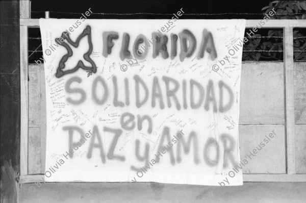 Image of sheet 19840360 photo 21: Die Zeugen des Friedens aus den Vereinigten Staaten zeigen dem nicaraguanischen Volk ihre Solidarität. auf einem T-Shirt steht Jobs Peace Freedom und gehört: Ed Loring, open door comunity Atlanta. Portrait d'Escoto, Fernando Cardenal Ortega und Jaime Wheelock. Fiesta Cubana in Nicaragua. Managua 1984