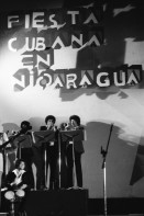 Image of sheet 19840360 photo 23: Die Zeugen des Friedens aus den Vereinigten Staaten zeigen dem nicaraguanischen Volk ihre Solidarität. auf einem T-Shirt steht Jobs Peace Freedom und gehört: Ed Loring, open door comunity Atlanta. Portrait d'Escoto, Fernando Cardenal Ortega und Jaime Wheelock. Fiesta Cubana in Nicaragua. Managua 1984