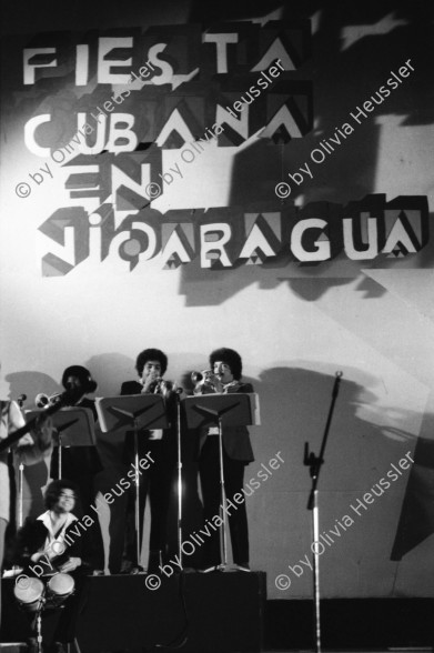 Image of sheet 19840360 photo 23: Die Zeugen des Friedens aus den Vereinigten Staaten zeigen dem nicaraguanischen Volk ihre Solidarität. auf einem T-Shirt steht Jobs Peace Freedom und gehört: Ed Loring, open door comunity Atlanta. Portrait d'Escoto, Fernando Cardenal Ortega und Jaime Wheelock. Fiesta Cubana in Nicaragua. Managua 1984