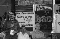 Image of sheet 19840360 photo 26: Die Zeugen des Friedens aus den Vereinigten Staaten zeigen dem nicaraguanischen Volk ihre Solidarität. auf einem T-Shirt steht Jobs Peace Freedom und gehört: Ed Loring, open door comunity Atlanta. Portrait d'Escoto, Fernando Cardenal Ortega und Jaime Wheelock. Fiesta Cubana in Nicaragua. Managua 1984