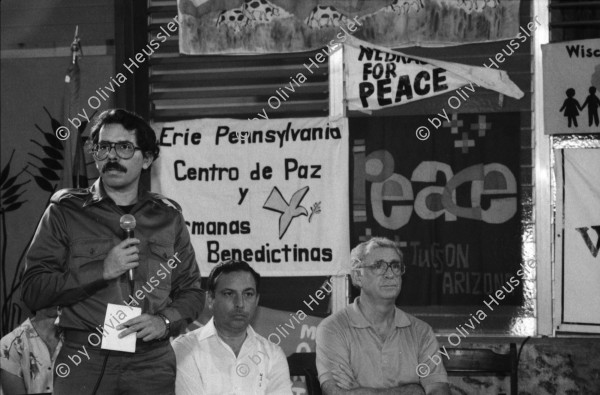 Image of sheet 19840360 photo 26: Die Zeugen des Friedens aus den Vereinigten Staaten zeigen dem nicaraguanischen Volk ihre Solidarität. auf einem T-Shirt steht Jobs Peace Freedom und gehört: Ed Loring, open door comunity Atlanta. Portrait d'Escoto, Fernando Cardenal Ortega und Jaime Wheelock. Fiesta Cubana in Nicaragua. Managua 1984