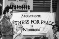 Image of sheet 19840360 photo 30: Die Zeugen des Friedens aus den Vereinigten Staaten zeigen dem nicaraguanischen Volk ihre Solidarität. auf einem T-Shirt steht Jobs Peace Freedom und gehört: Ed Loring, open door comunity Atlanta. Portrait d'Escoto, Fernando Cardenal Ortega und Jaime Wheelock. Fiesta Cubana in Nicaragua. Managua 1984