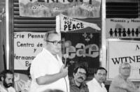Image of sheet 19840360 photo 34: Die Zeugen des Friedens aus den Vereinigten Staaten zeigen dem nicaraguanischen Volk ihre Solidarität. auf einem T-Shirt steht Jobs Peace Freedom und gehört: Ed Loring, open door comunity Atlanta. Portrait d'Escoto, Fernando Cardenal Ortega und Jaime Wheelock. Fiesta Cubana in Nicaragua. Managua 1984