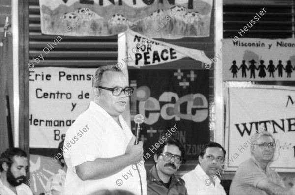 Image of sheet 19840360 photo 34: Die Zeugen des Friedens aus den Vereinigten Staaten zeigen dem nicaraguanischen Volk ihre Solidarität. auf einem T-Shirt steht Jobs Peace Freedom und gehört: Ed Loring, open door comunity Atlanta. Portrait d'Escoto, Fernando Cardenal Ortega und Jaime Wheelock. Fiesta Cubana in Nicaragua. Managua 1984