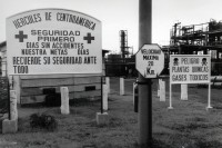 Image of sheet 19840370 photo 0: In der Hercasa Hercules de Centroamerica wird noch Hexachlorocyklohexan (?) ein giftiges Pestizid, dass in Europa und den USA verboten ist, hergestellt. Die Abwasser führen direkt in den Managuasee und tragen zu seiner Verschmutzung bei. Der See ist in hohem Masse mit Quecksilber verunreinigt. Managua Nicaragua 1984 √
Fabrik pesticide chemie chemisch