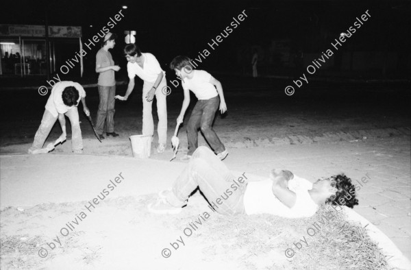 Image of sheet 19840380 photo 0: Jaime Wheelock spricht. Er ist sandinistischer Kommandant , Landwirtschaftsminister Agrarreformminister Junge SandistInnen organisiert im CDS malen die Gehsteige weiss an für das Fest des 19. Juli. Managua 1984